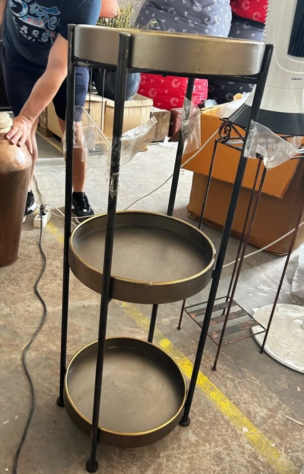Kerek polcos állvány fekete/bronz 3 tálcás 120 cm